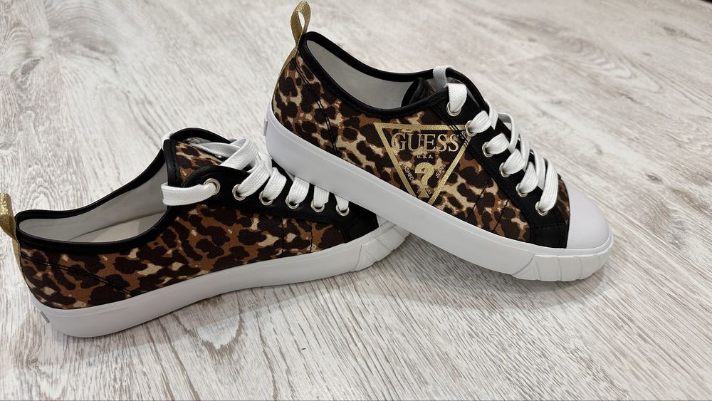 Нови дамски кецове Guess