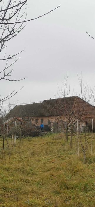 Vând teren cu casa în CF Ianova