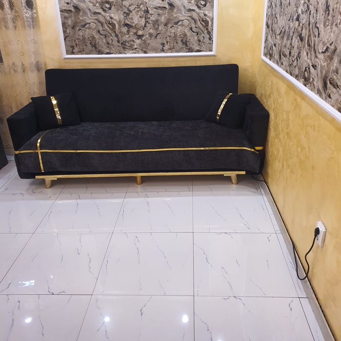 Canapea catifea neagra