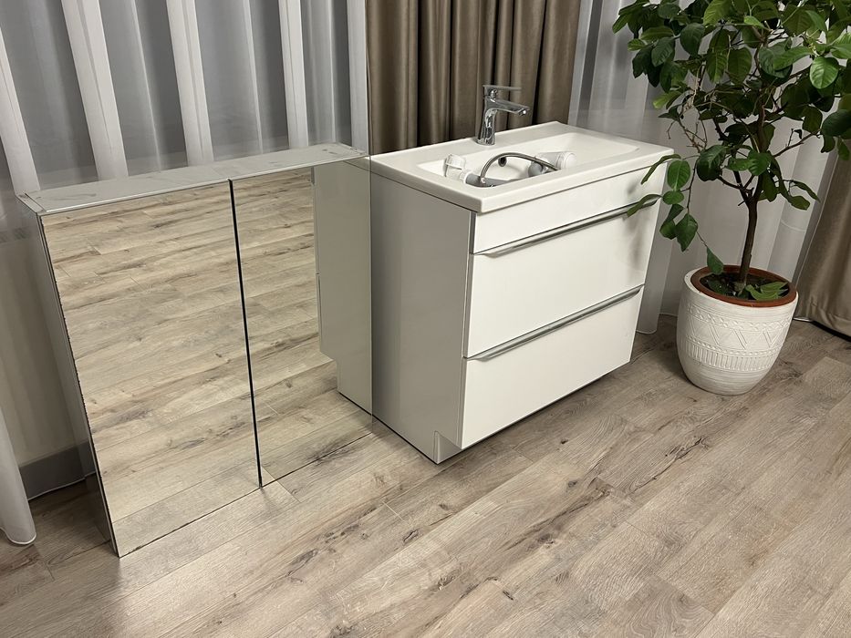 Baie chiuveta lavoar oglinda wc complet impecabile