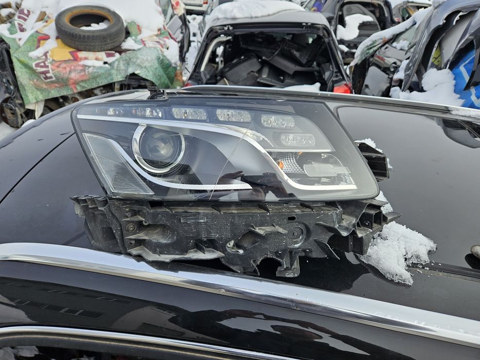 Десен фар за Audi Q5 2010god