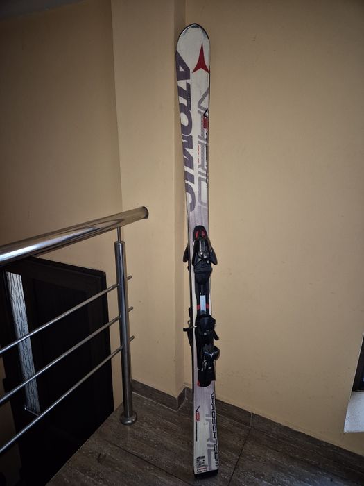 Schiuri Atomic pentru adulți 162 cm