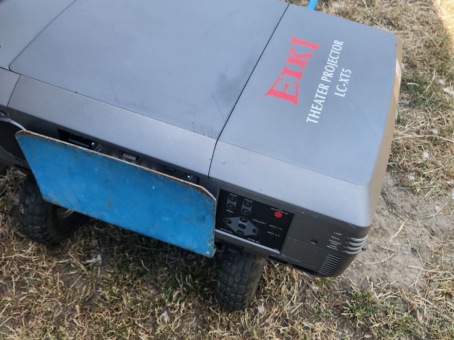 Videoproiector profesional Eiki LC-XT5