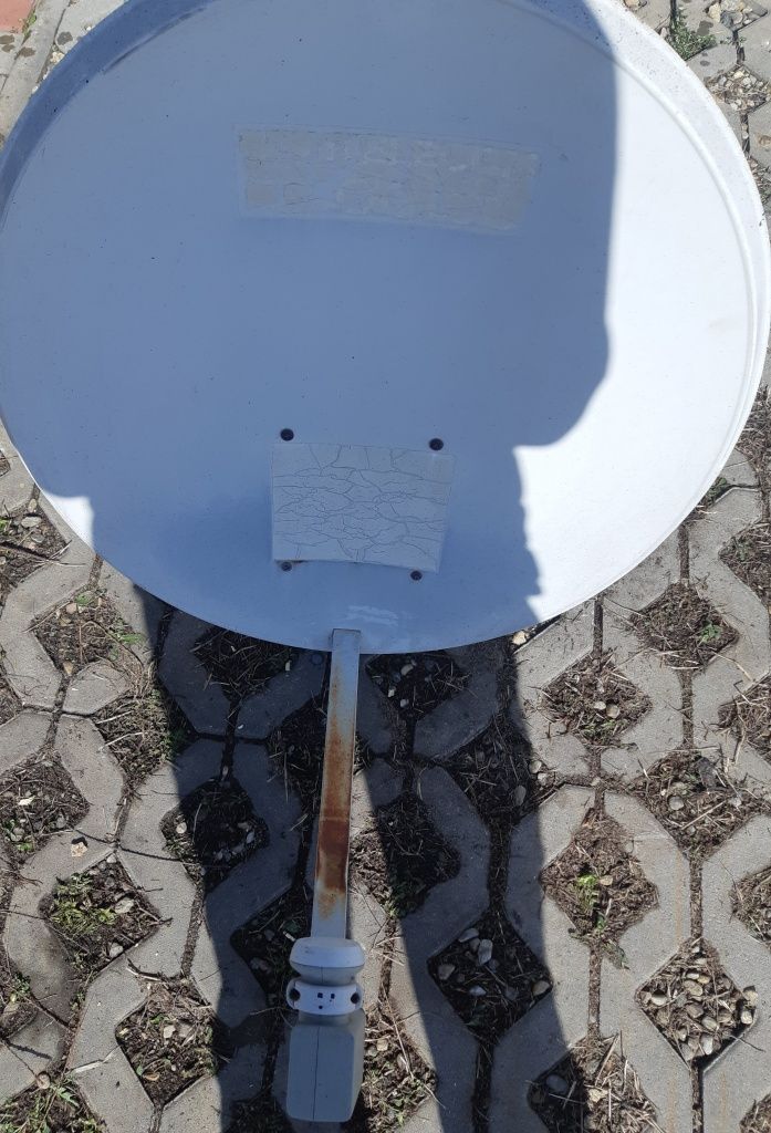 Antenă parabolică TV și trei receiver Dolce