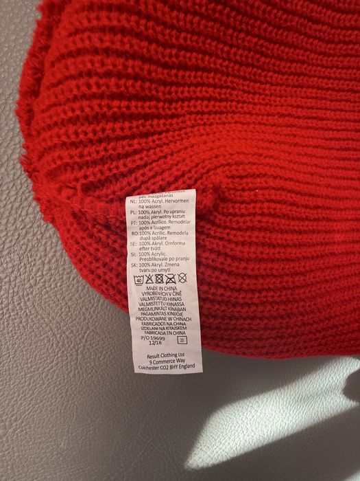 Червена плетена шапка