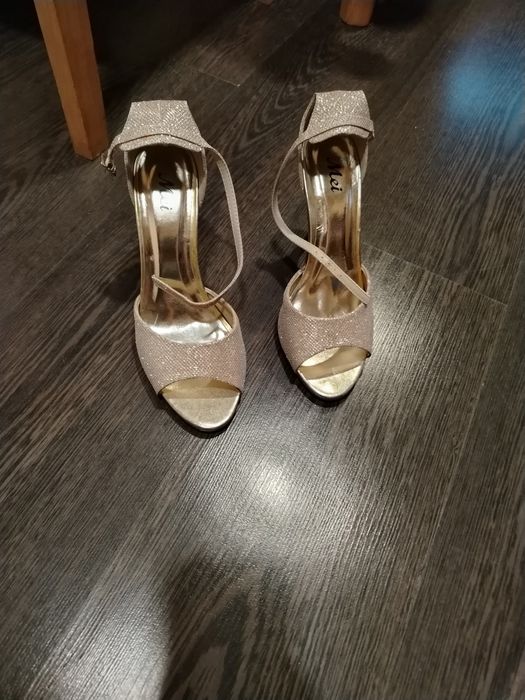 Продавам сандали