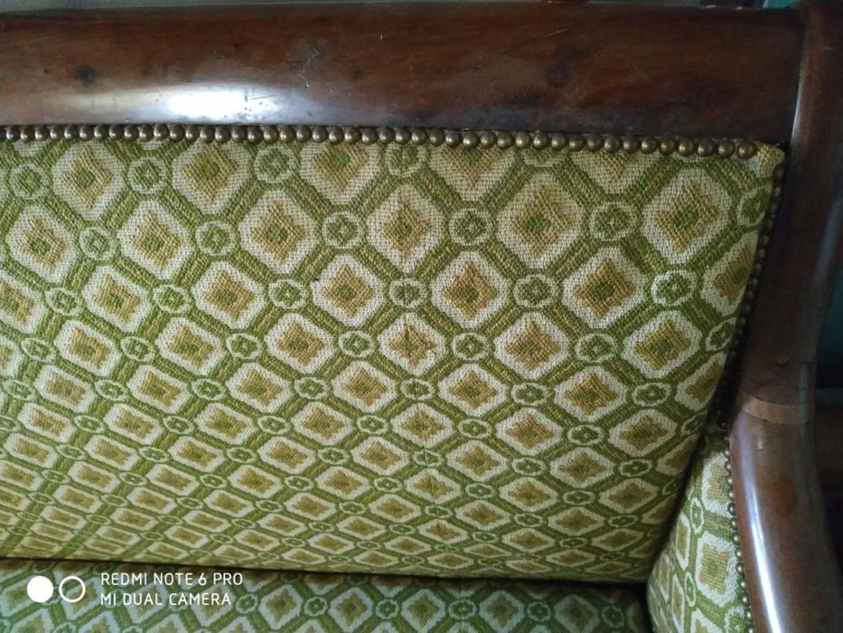 Диван с дърворезба