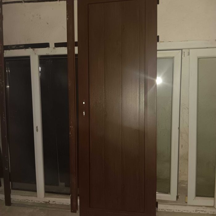 Продавам алуминиева врата