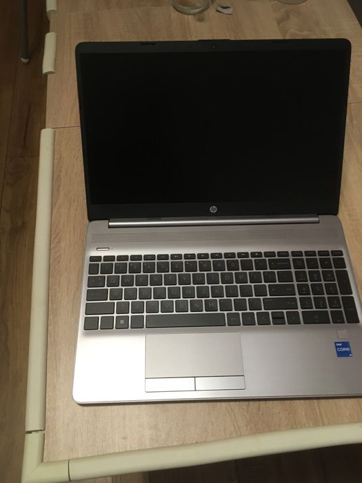 НОВ Лаптоп HP 250 G9 i5-1235U, 16GB, 512GB SSD