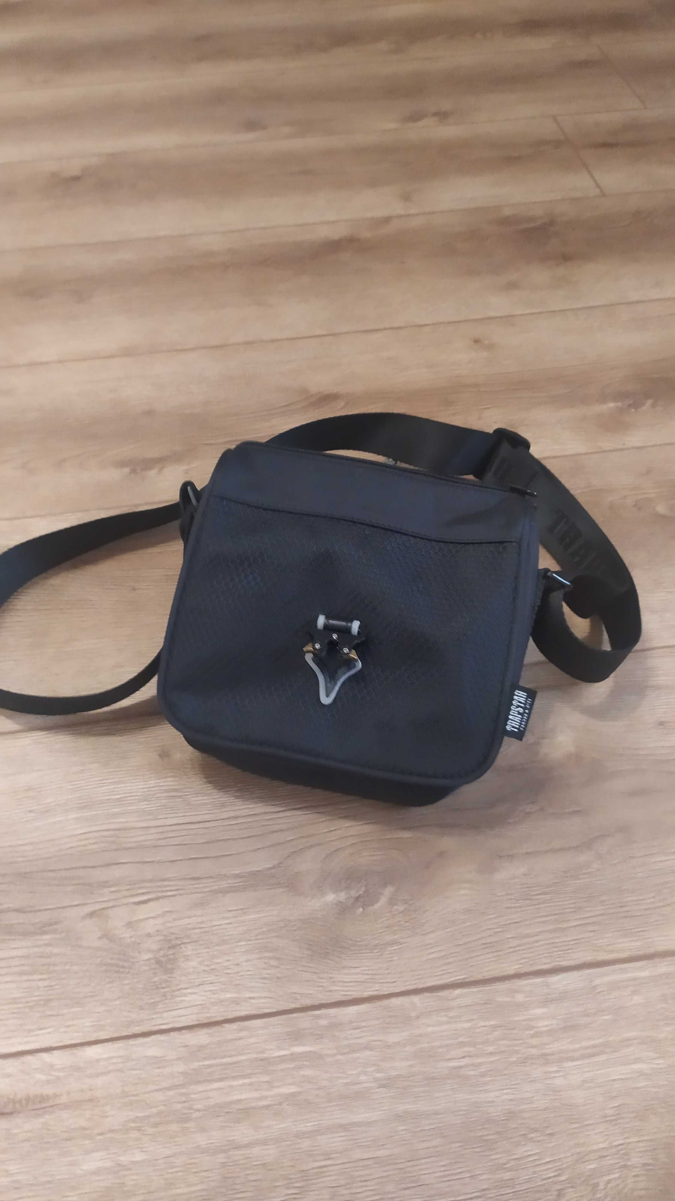 Продавам момчешка чанта TRAPSTAR