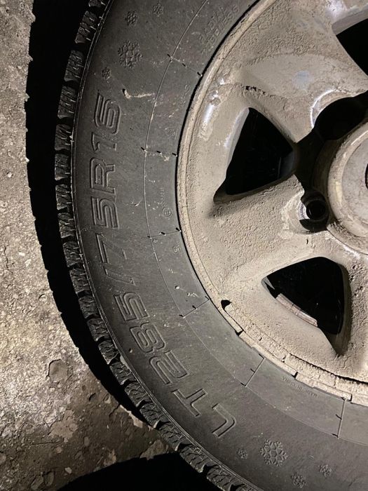 Продам комплект зимних шин на сотку крузак