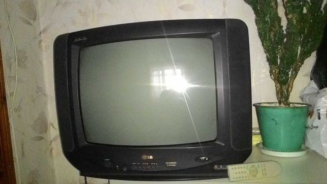 телевизор фирменный LG