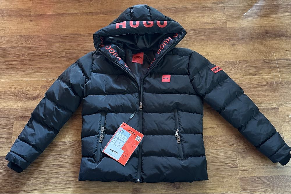 Мъжко,черно,зимно яке Hugo BOSS с гумирано лого и надпис на качулката