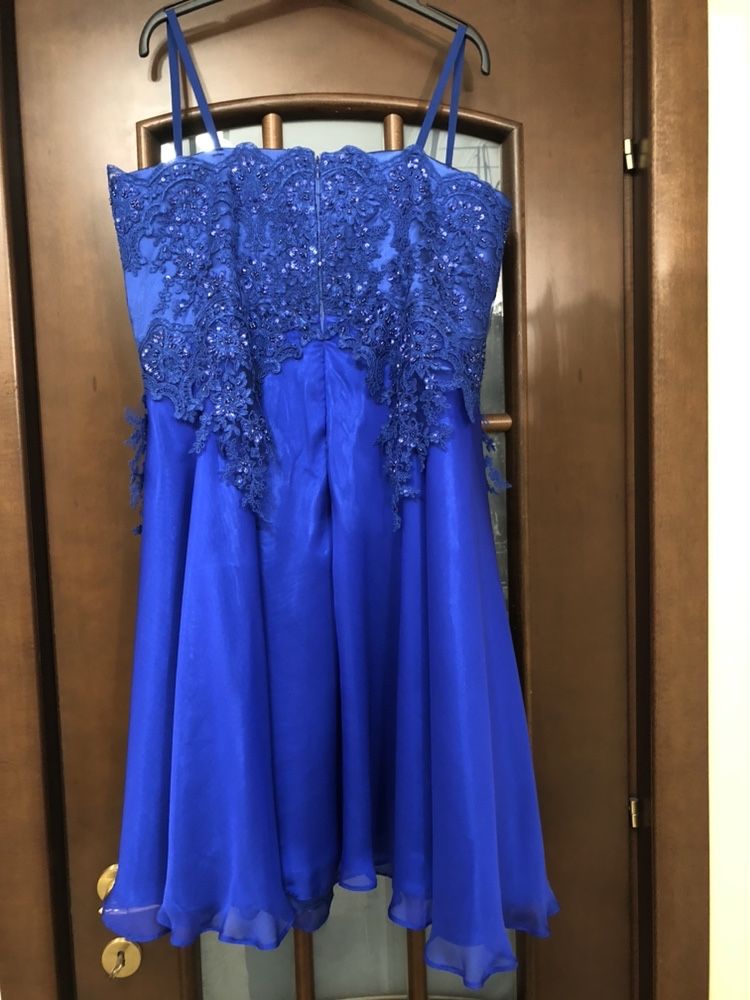 Vand rochie ocazie din dantela brodata si voal