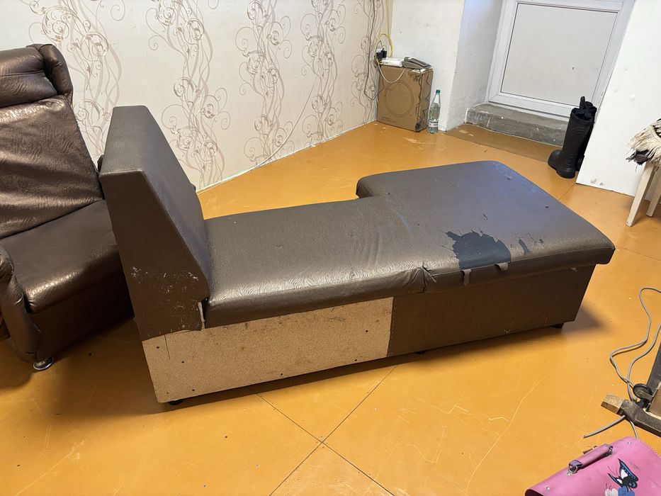 Отдам диванчик -лежанку и кресло. Крепкие.