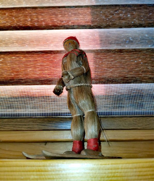 Сламена фигура кукла скиор на ски в екип и без щеки !