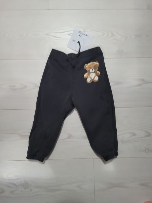 Vand haine mărimea 86,preț pe bucata
Nu asigur transport