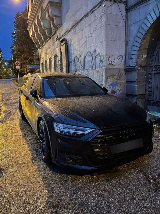 Audi A8 Masina full option. Pret nou 147,000 Euro.