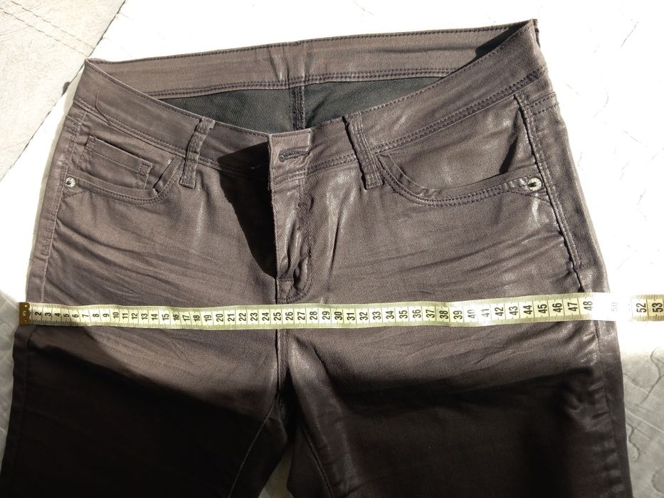 Blugi elastici lucioși marimea 40 damă