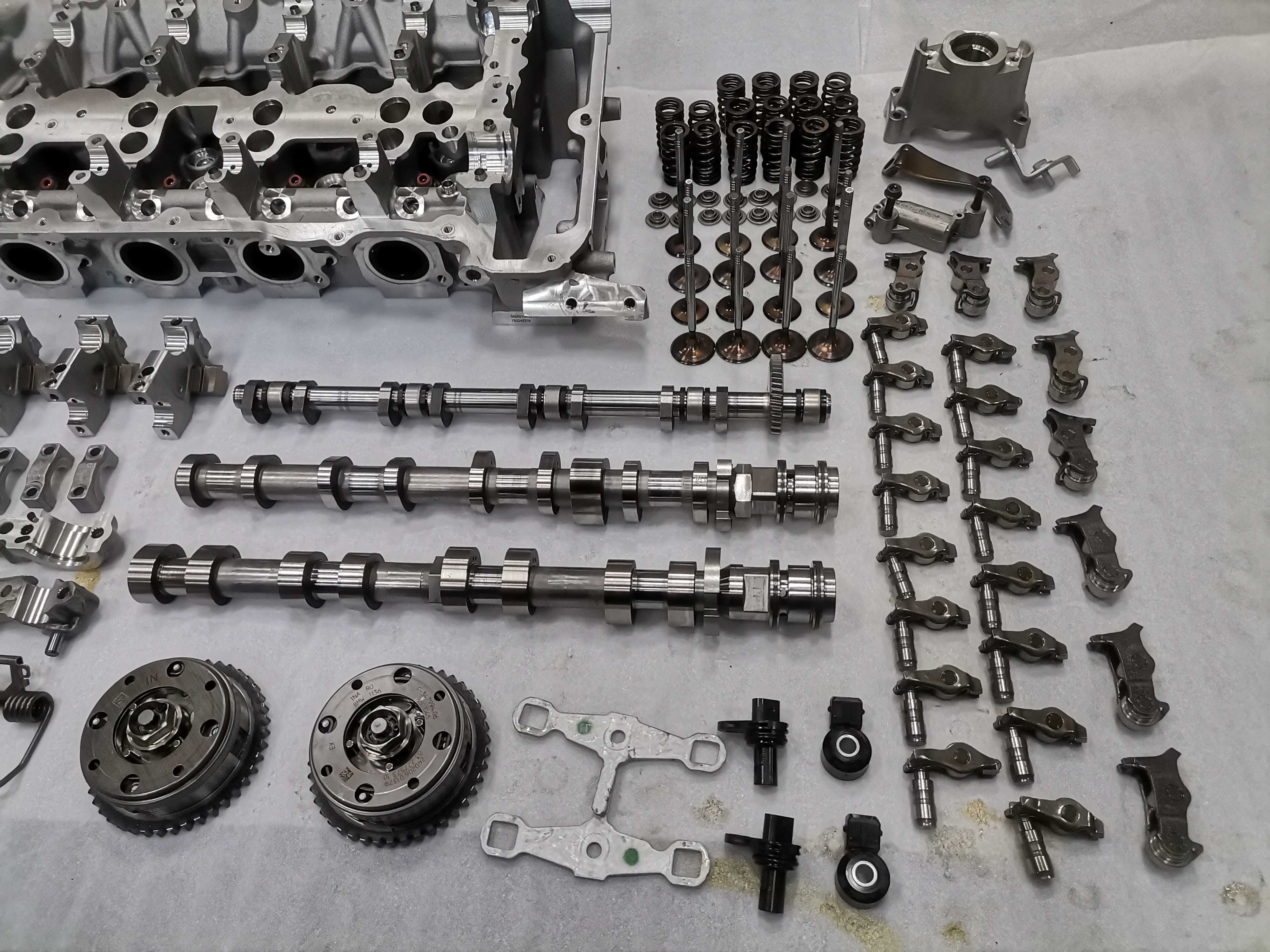 Ново S63B44B Комплект Цилиндрова Глава Дясна 5-8 S63 BMW F90 F95 F96