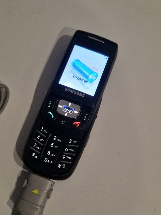 Telefon Samsung D500 funcțional doar cu încărcătorul in priza