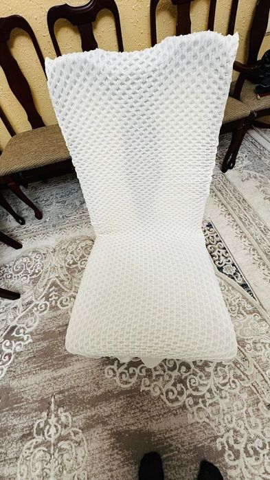 Продается стол и стулья и чехлы