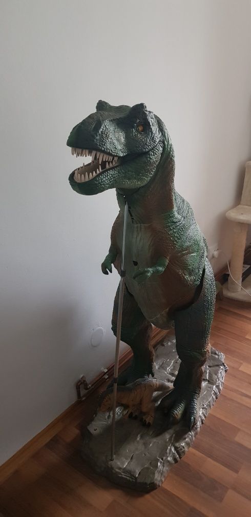 Vând dinozaur T-rex