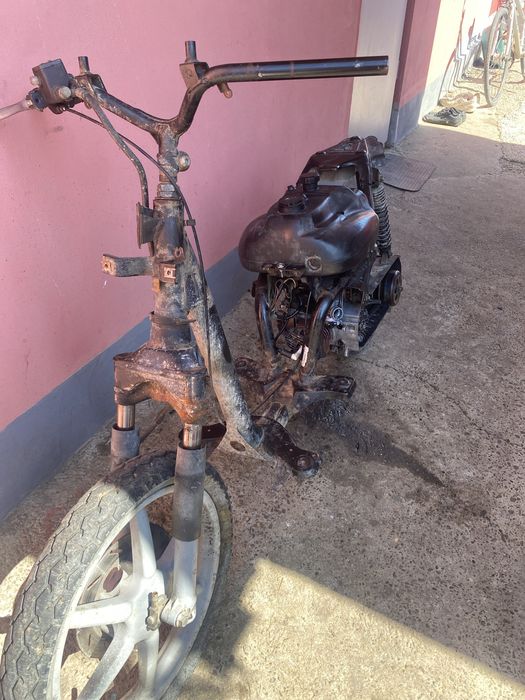 Se vinde scuter si moped mai multe deltali in pv