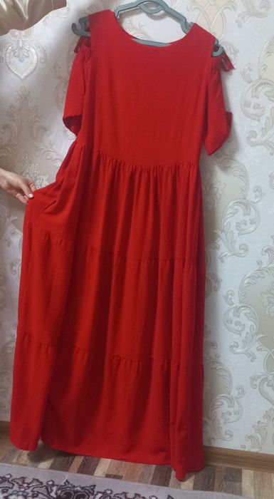 Продам платье длинный красный
