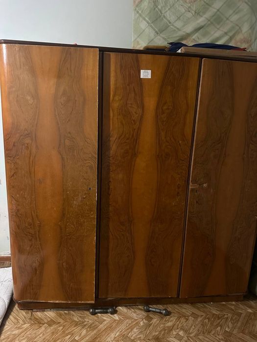 Шкаф трех дверный