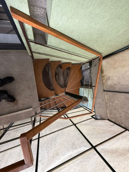 Scara metalica spirala cu trepte stejar stare  buna interior exterior