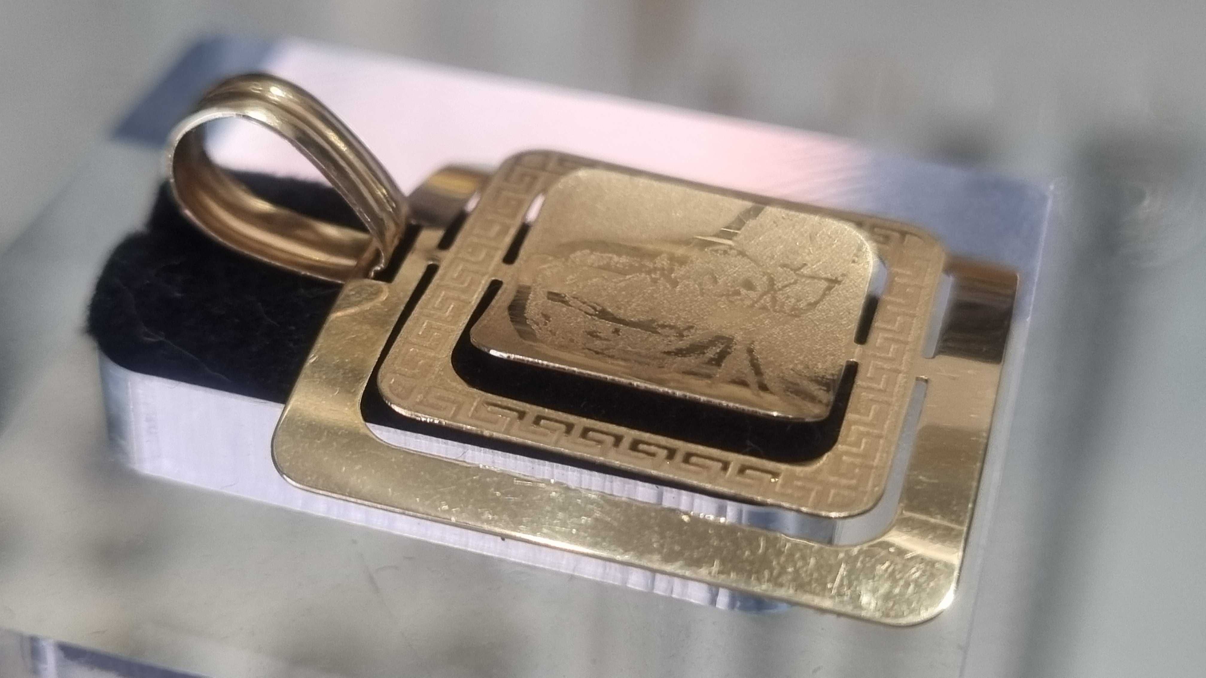 Златна висулка с Богородица 14К ,проба 585
