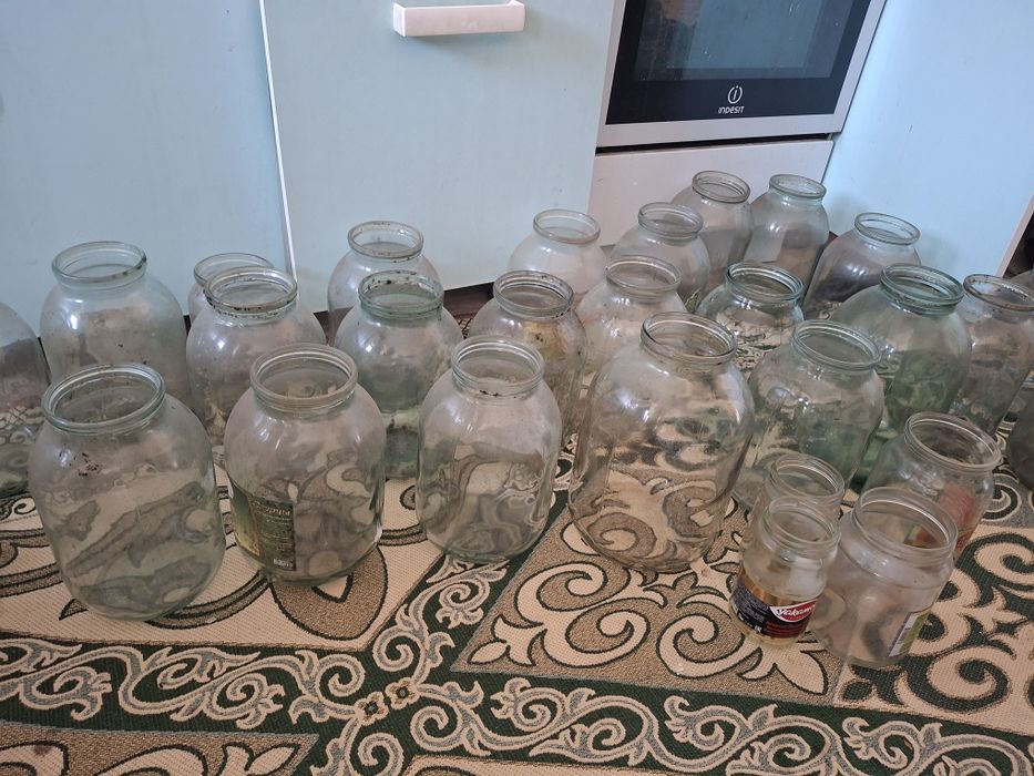 Продаем использованные  банки. Есть 0.5 л,1 л,2 л, 3л.