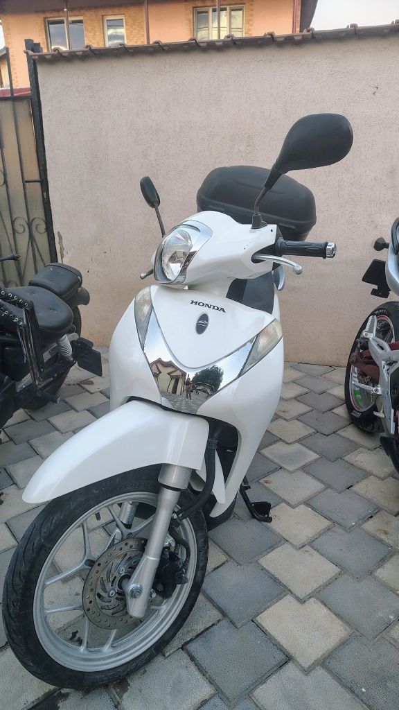 Vând scuter honda