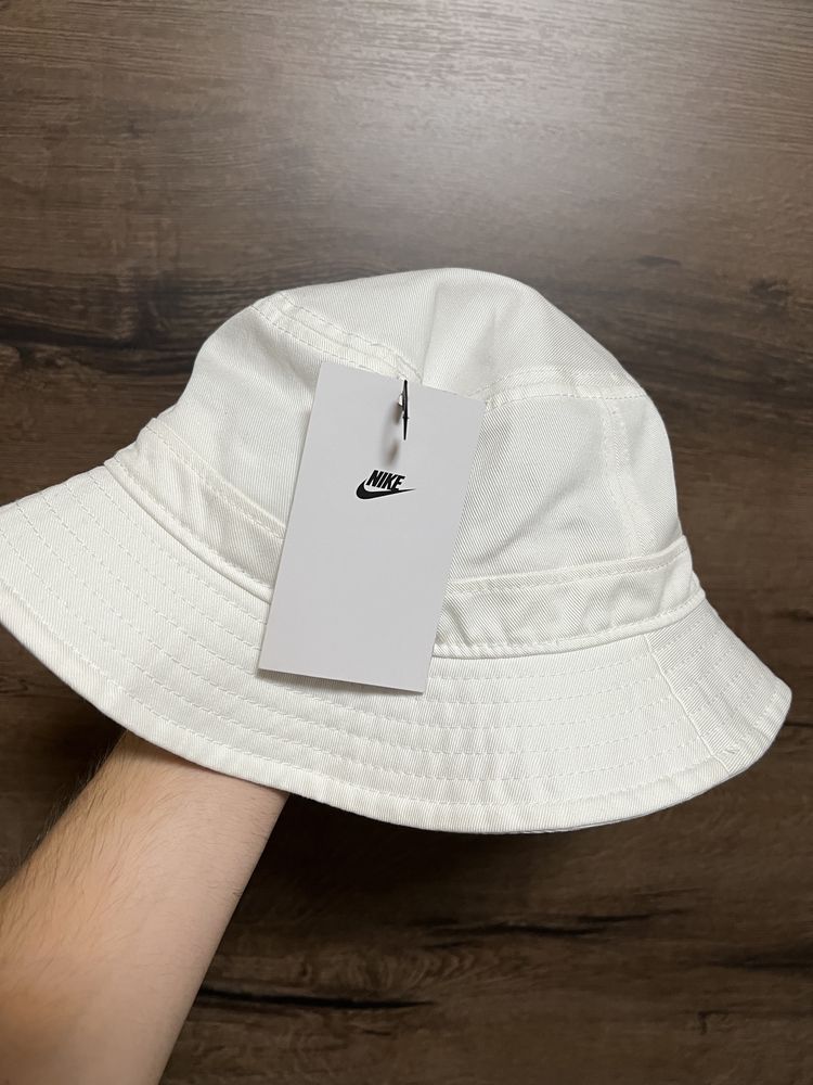 Nike бяла шапка