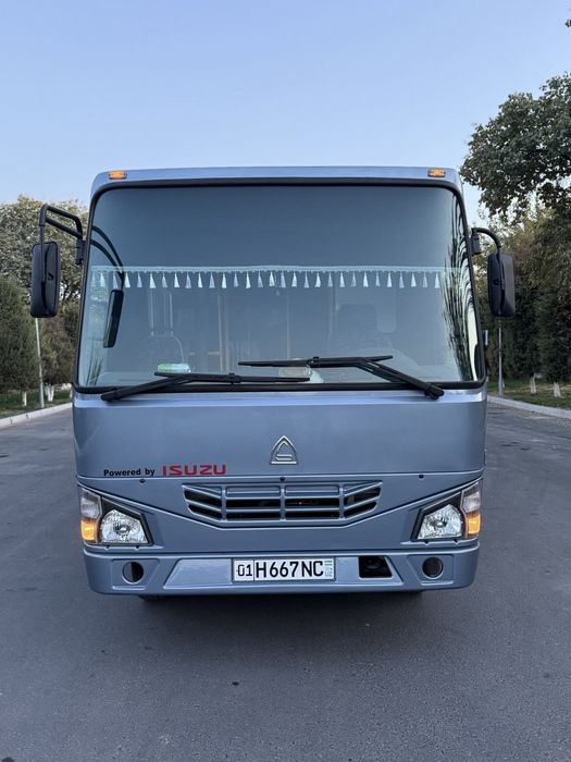 Biznesmen akalarga Isuzu avtobuslari