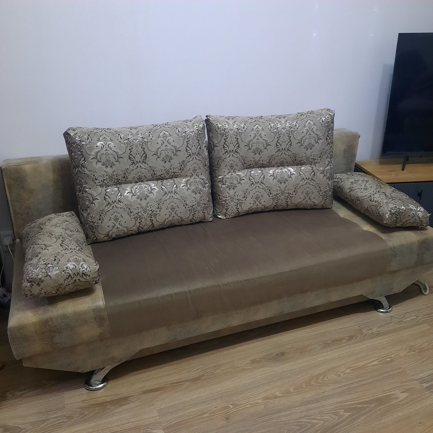 Продается диван с подушками