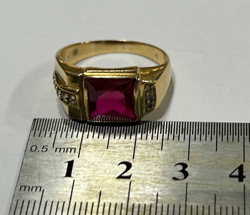 Златен пръстен 14 К 585/ 7,06 гр.