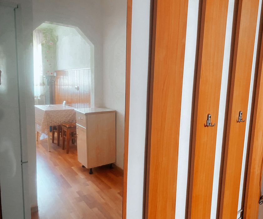 Ofer spre închiriere un apartament cu 2 camere