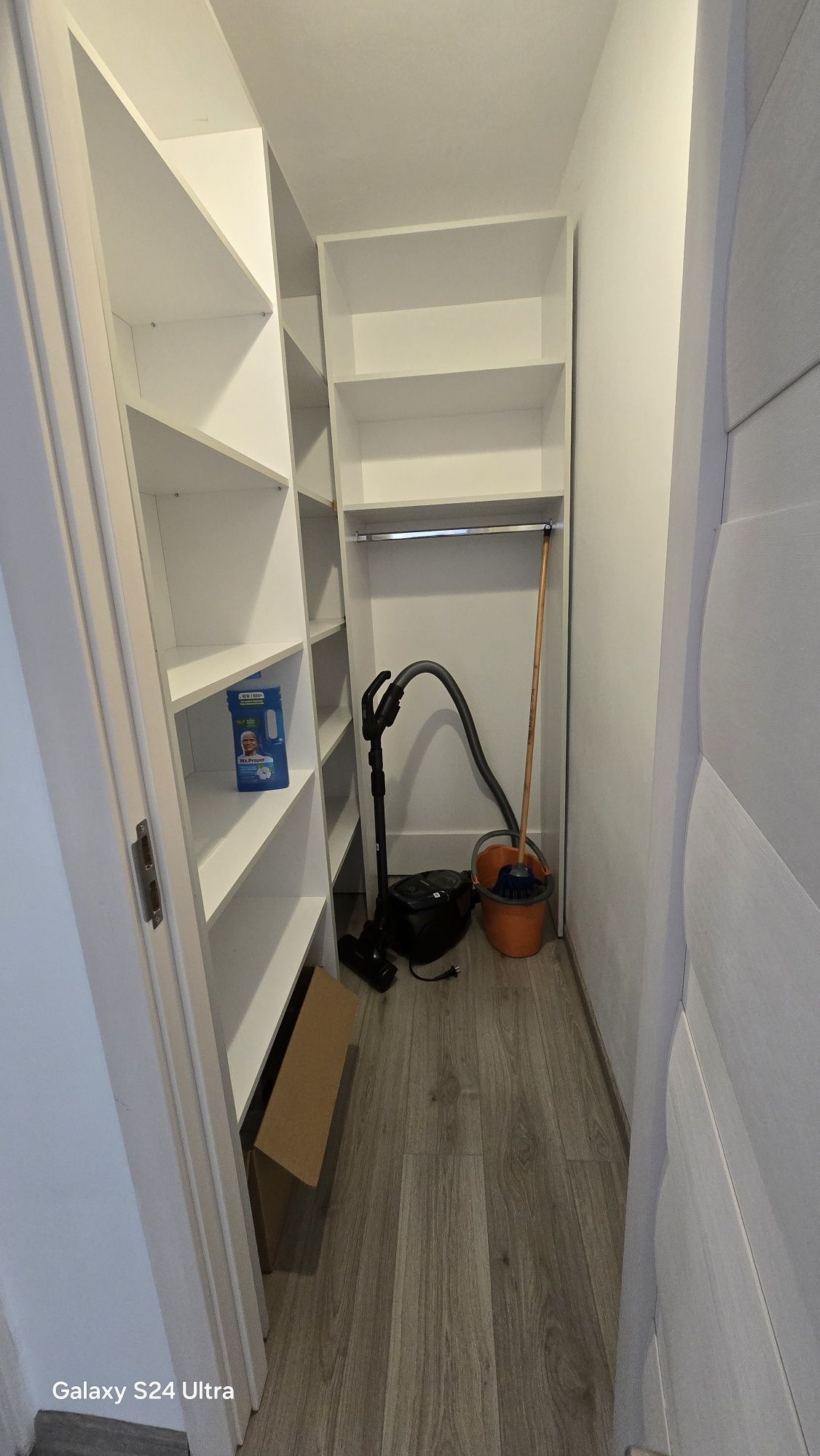 Închiriez apartament cu 3 camere  , coplect mobilat si utilat.