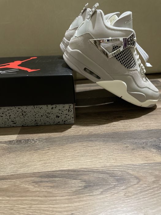 Air Jordan 4 Frozen Moments