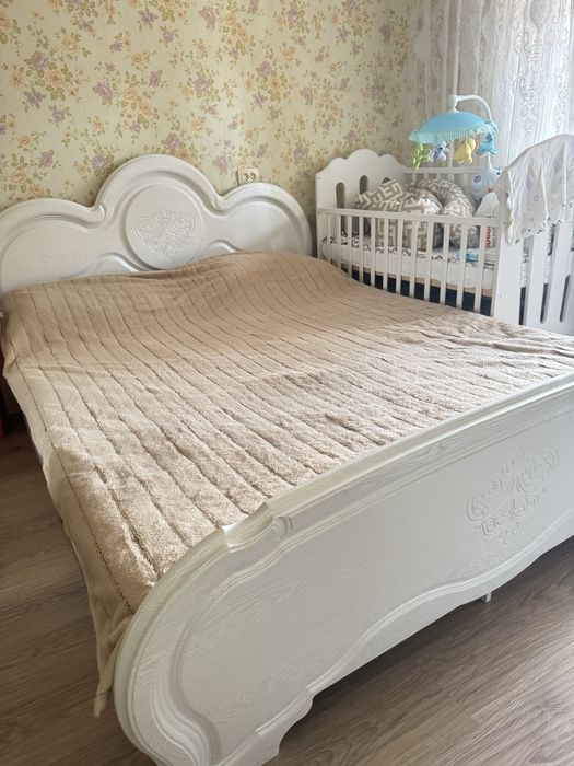 Двухспальная кровать с тумбочками