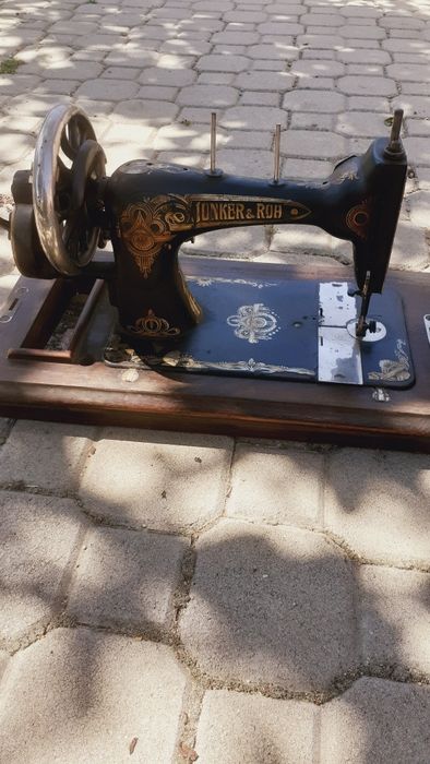 Стара рачна шевна машина жонкар
