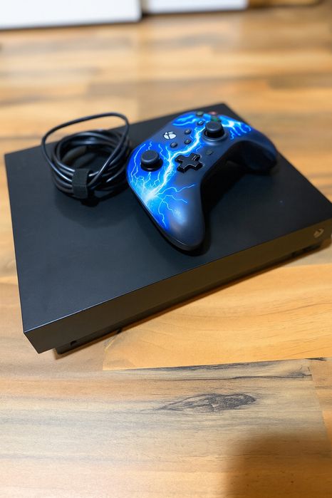 Xbox One X 1TB + Controller personalizat