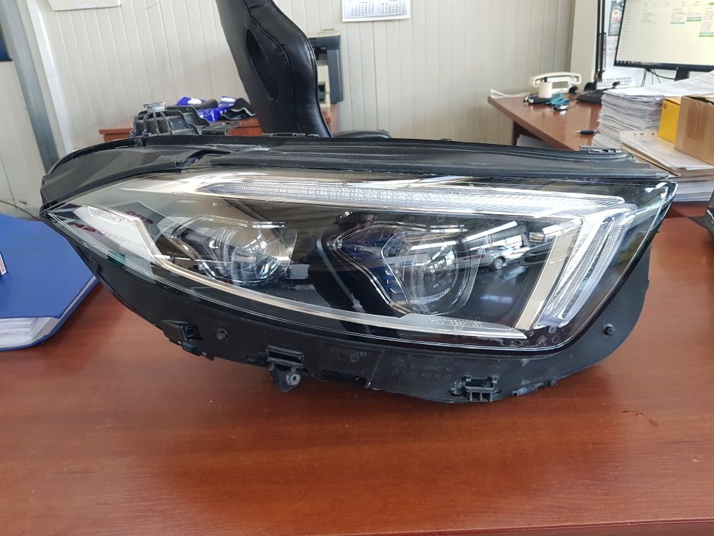 Продавам десен фар за Mercedes CLS w257