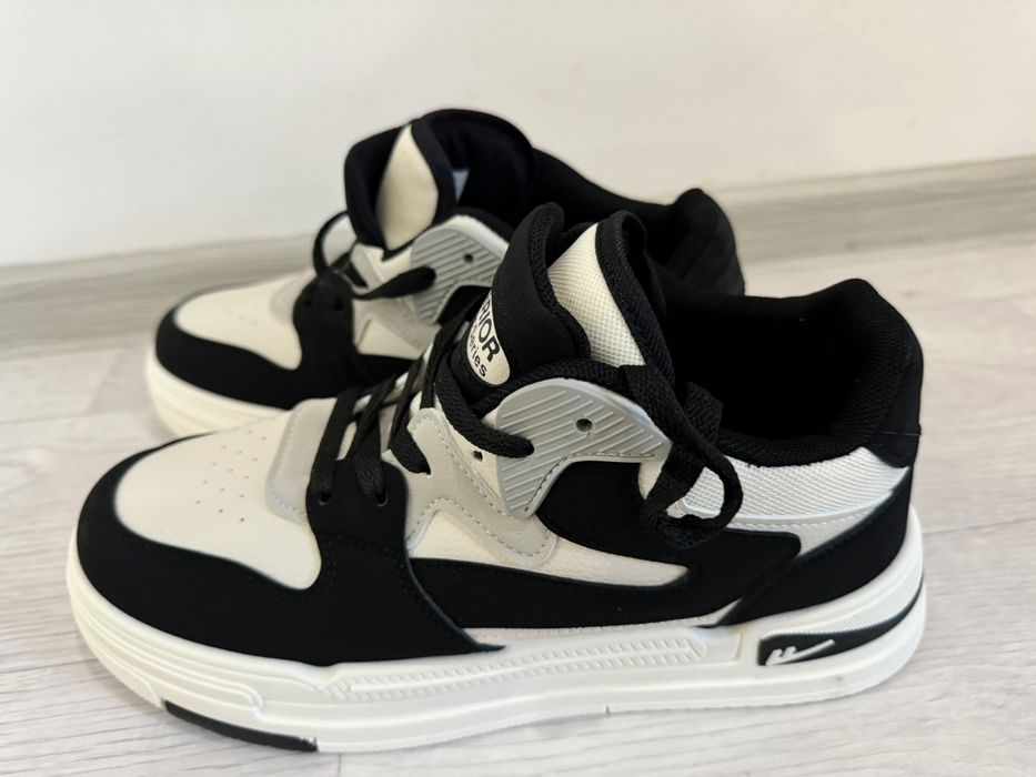 Продам кроссовки универсальные 42 размер