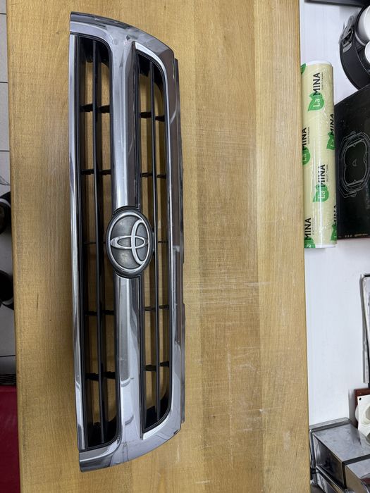 Продам решотку TOYOTA HAILUX SURF 185