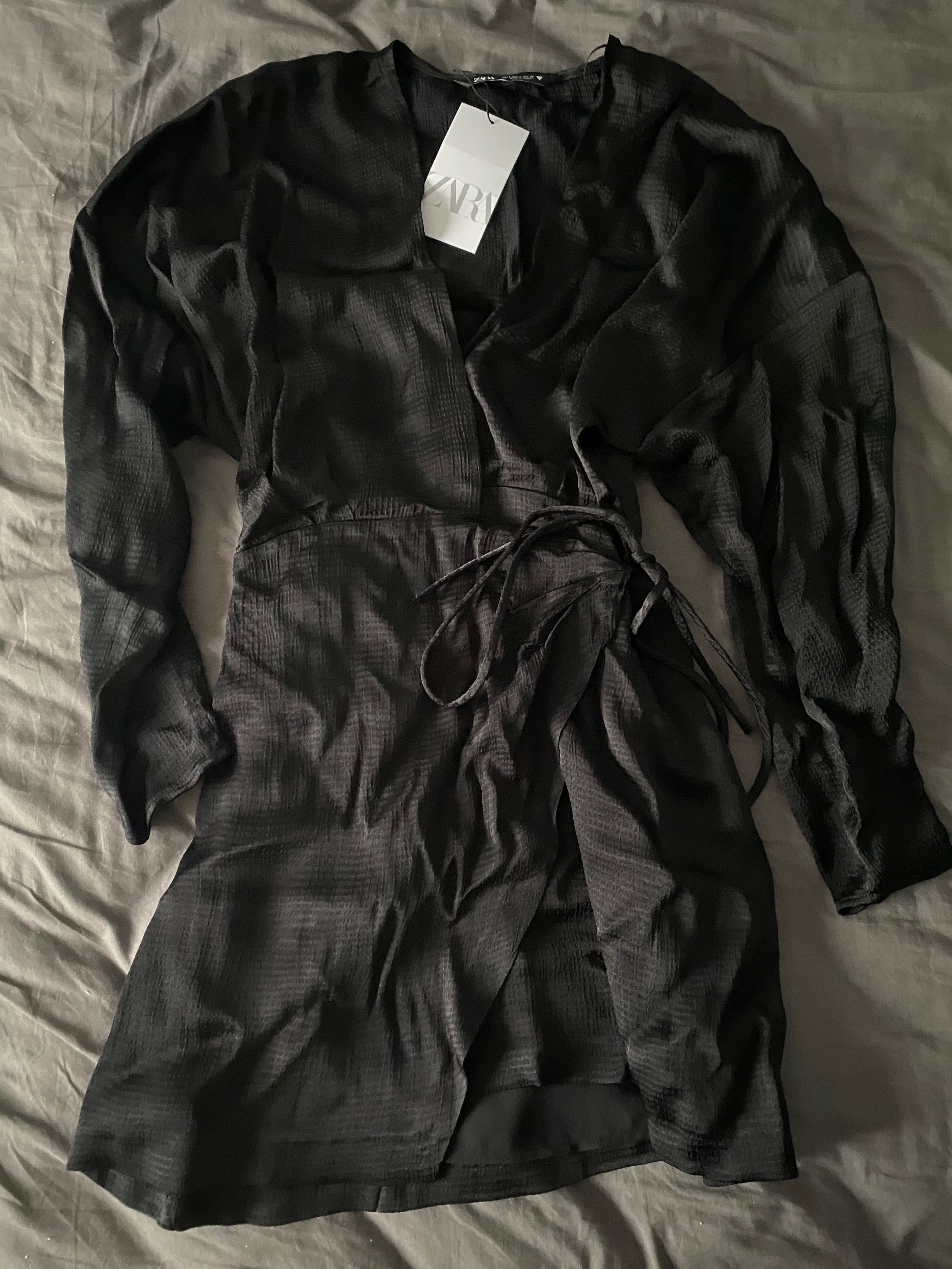 Черна сатенена рокля-Zara