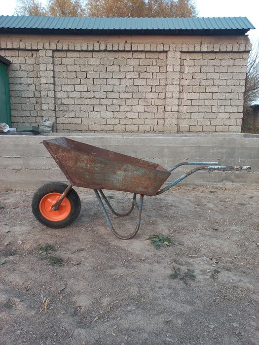 Тачка . Арава . Тележка . Для хозяйственных и строительных работ .