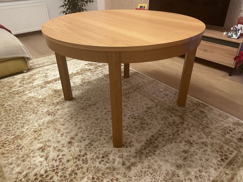 Masa rotunda extensibila din lemn. IKEA